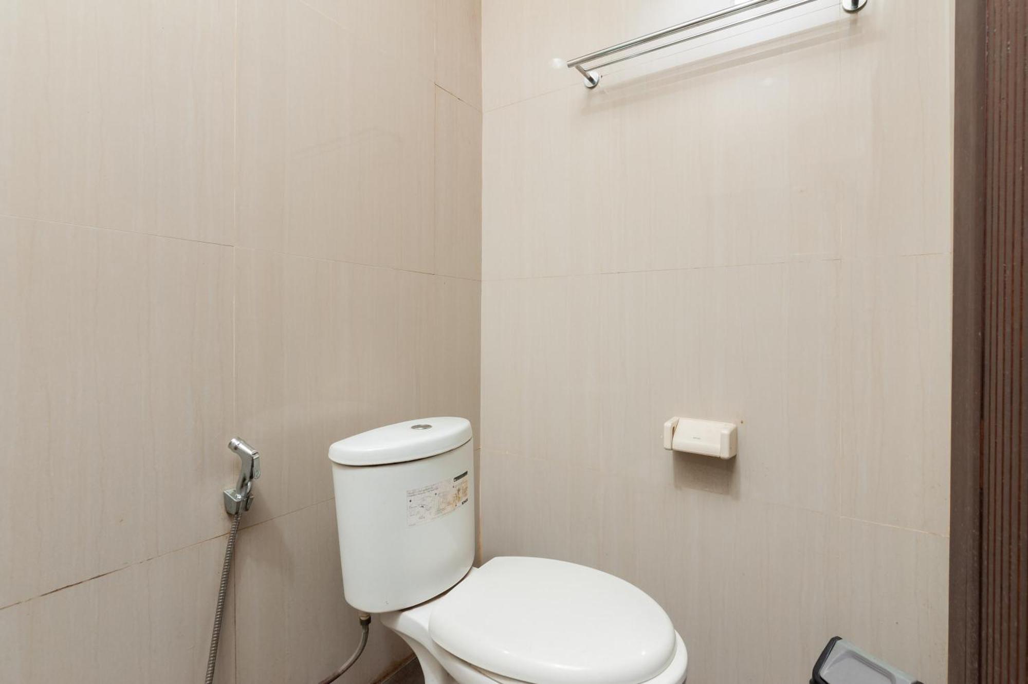 Reddoorz Plus Near Kelapa Dua Kebon Jeruk Джакарта Екстериор снимка