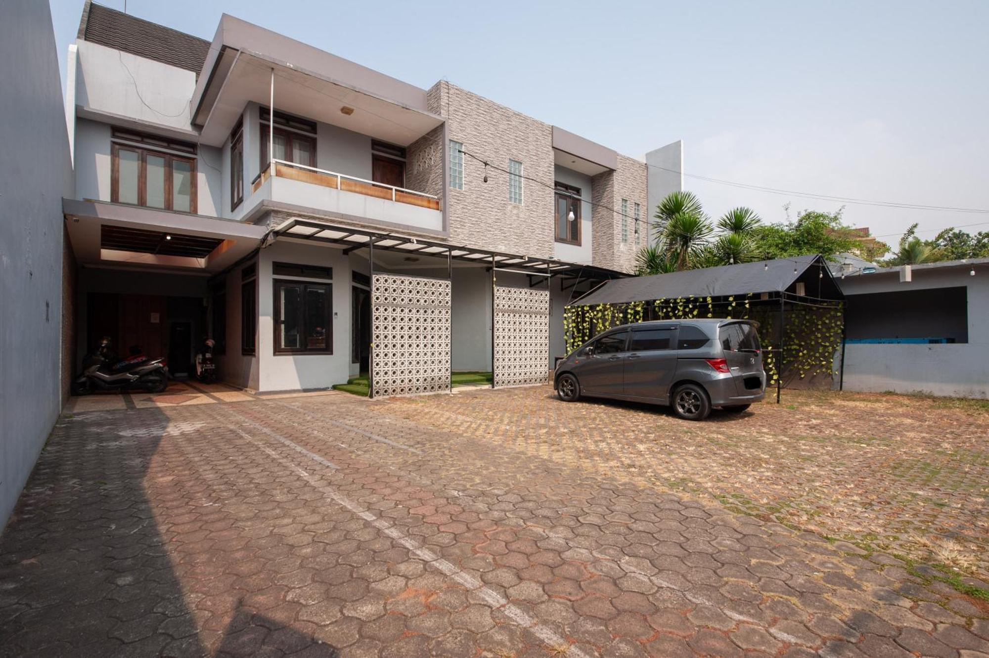 Reddoorz Plus Near Kelapa Dua Kebon Jeruk Джакарта Екстериор снимка