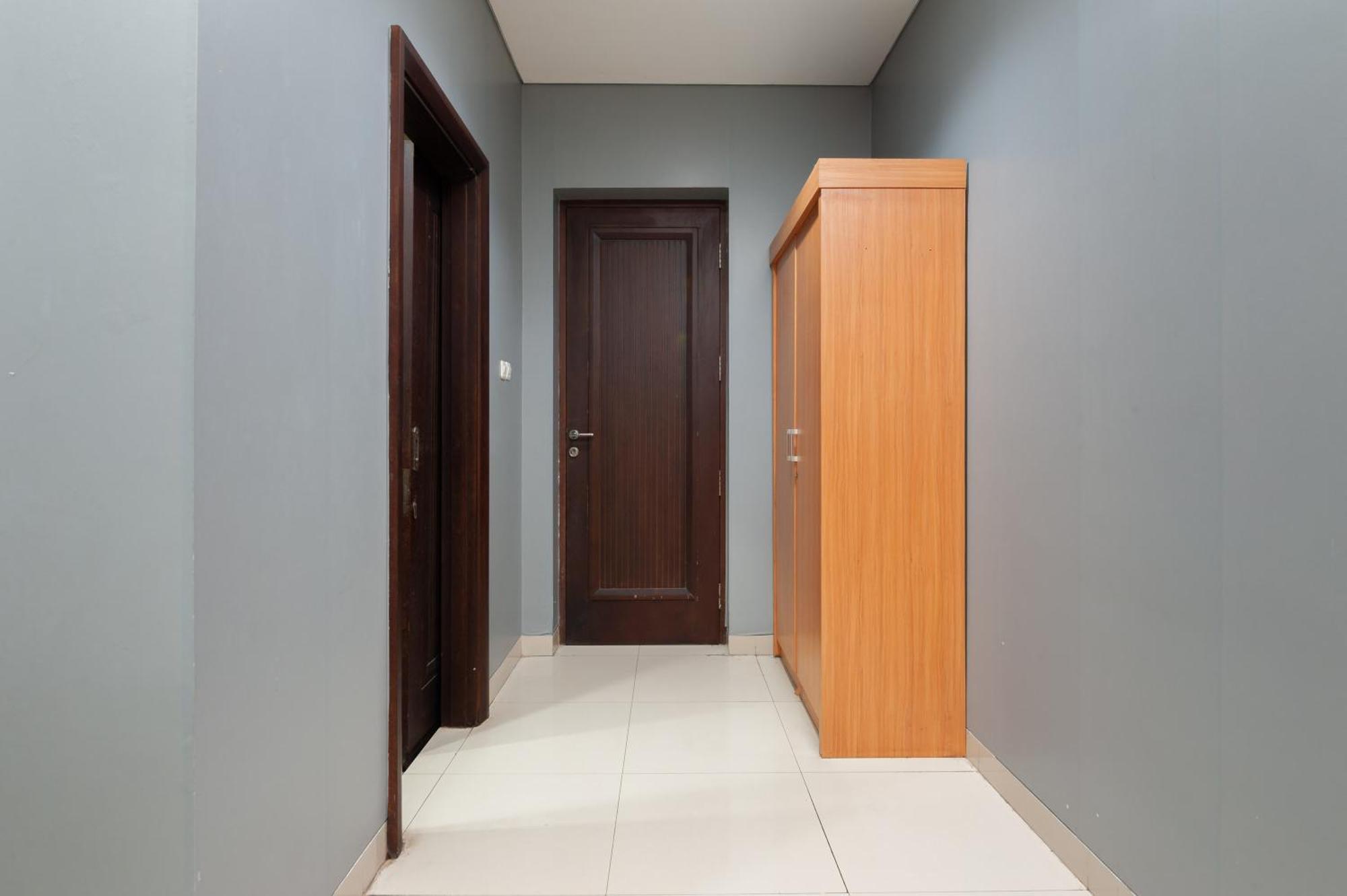 Reddoorz Plus Near Kelapa Dua Kebon Jeruk Джакарта Екстериор снимка