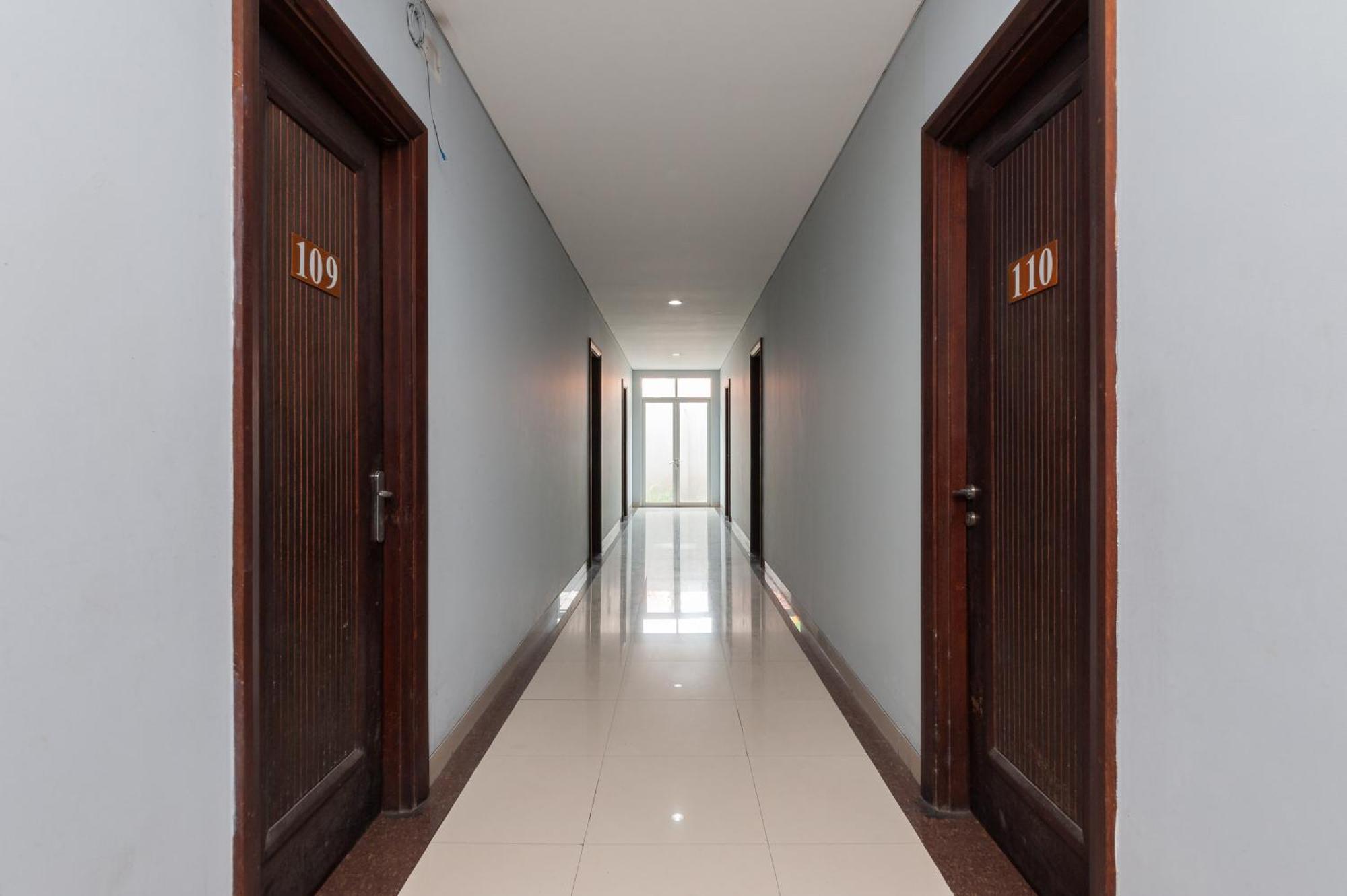 Reddoorz Plus Near Kelapa Dua Kebon Jeruk Джакарта Екстериор снимка