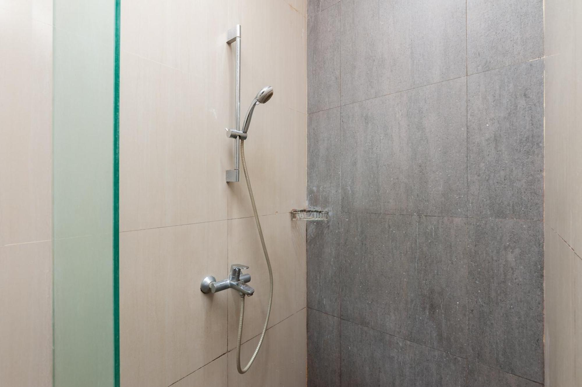 Reddoorz Plus Near Kelapa Dua Kebon Jeruk Джакарта Екстериор снимка