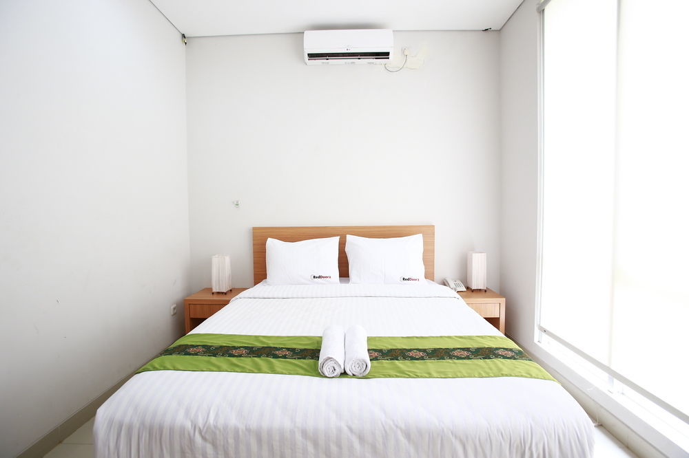 Reddoorz Plus Near Kelapa Dua Kebon Jeruk Джакарта Екстериор снимка