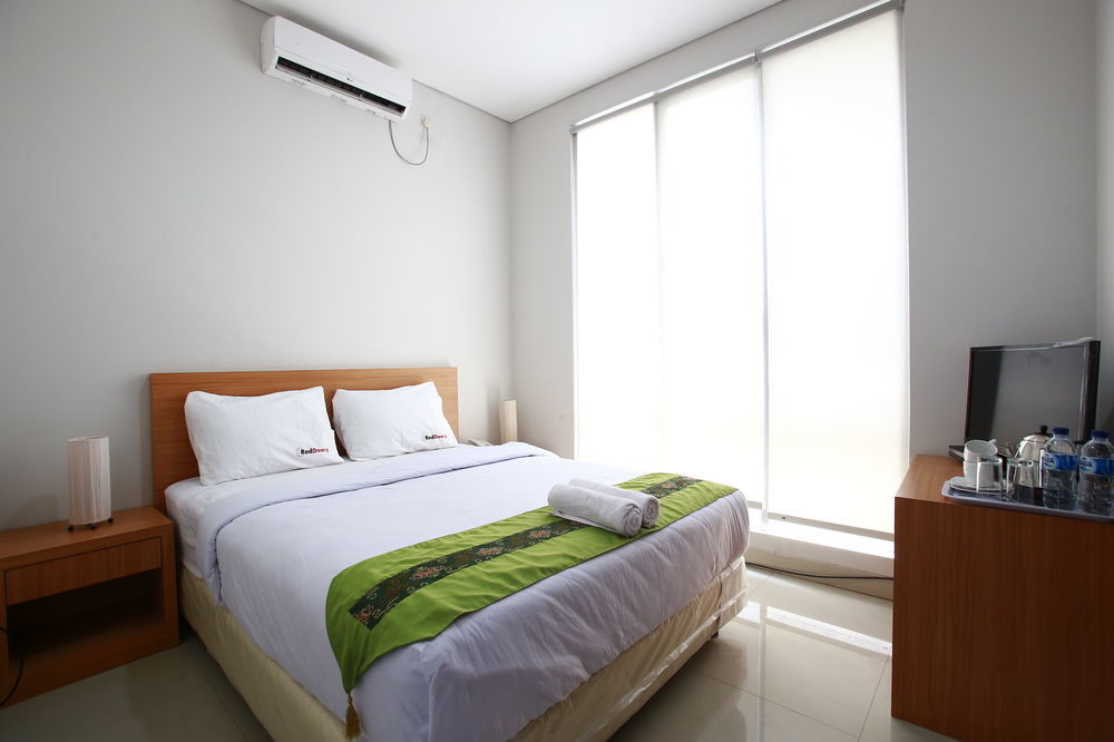 Reddoorz Plus Near Kelapa Dua Kebon Jeruk Джакарта Екстериор снимка