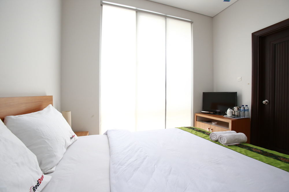 Reddoorz Plus Near Kelapa Dua Kebon Jeruk Джакарта Екстериор снимка