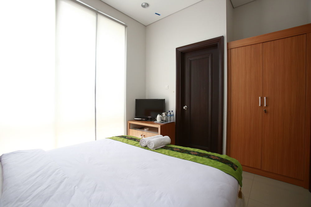 Reddoorz Plus Near Kelapa Dua Kebon Jeruk Джакарта Екстериор снимка