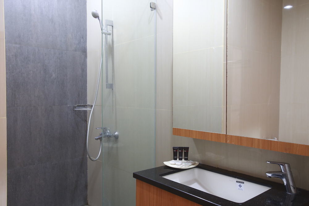 Reddoorz Plus Near Kelapa Dua Kebon Jeruk Джакарта Екстериор снимка