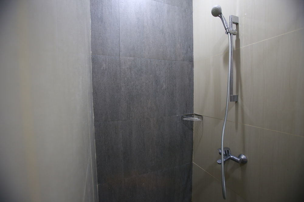 Reddoorz Plus Near Kelapa Dua Kebon Jeruk Джакарта Екстериор снимка