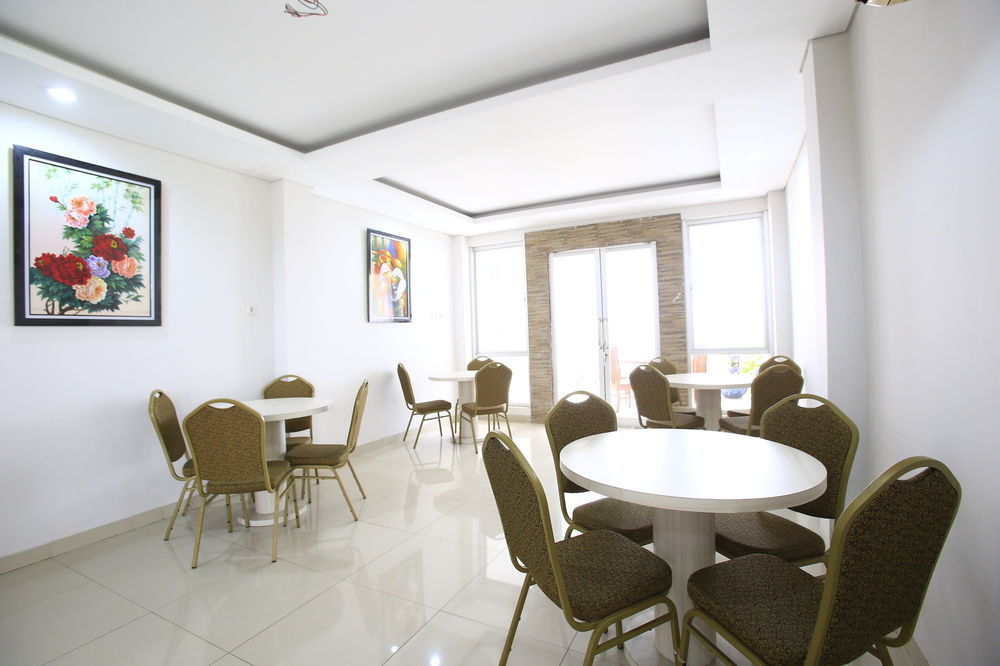 Reddoorz Plus Near Kelapa Dua Kebon Jeruk Джакарта Екстериор снимка