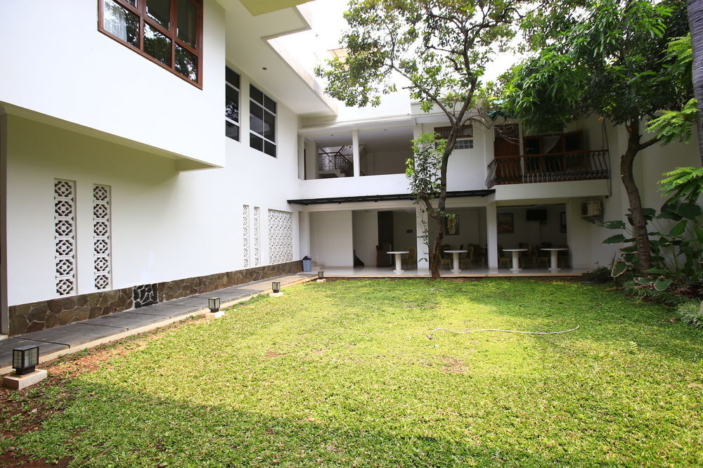 Reddoorz Plus Near Kelapa Dua Kebon Jeruk Джакарта Екстериор снимка