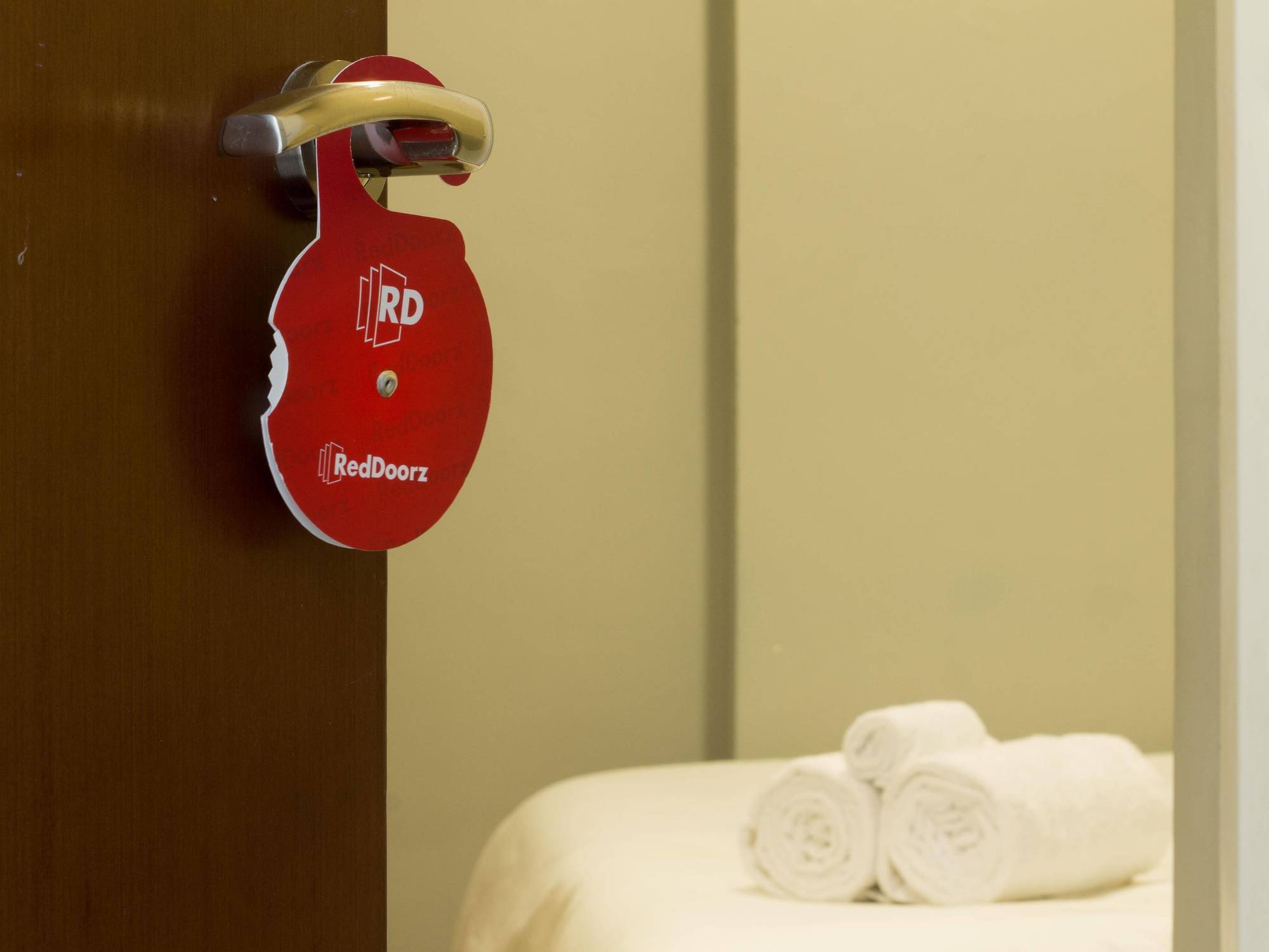 Reddoorz Plus Near Kelapa Dua Kebon Jeruk Джакарта Екстериор снимка