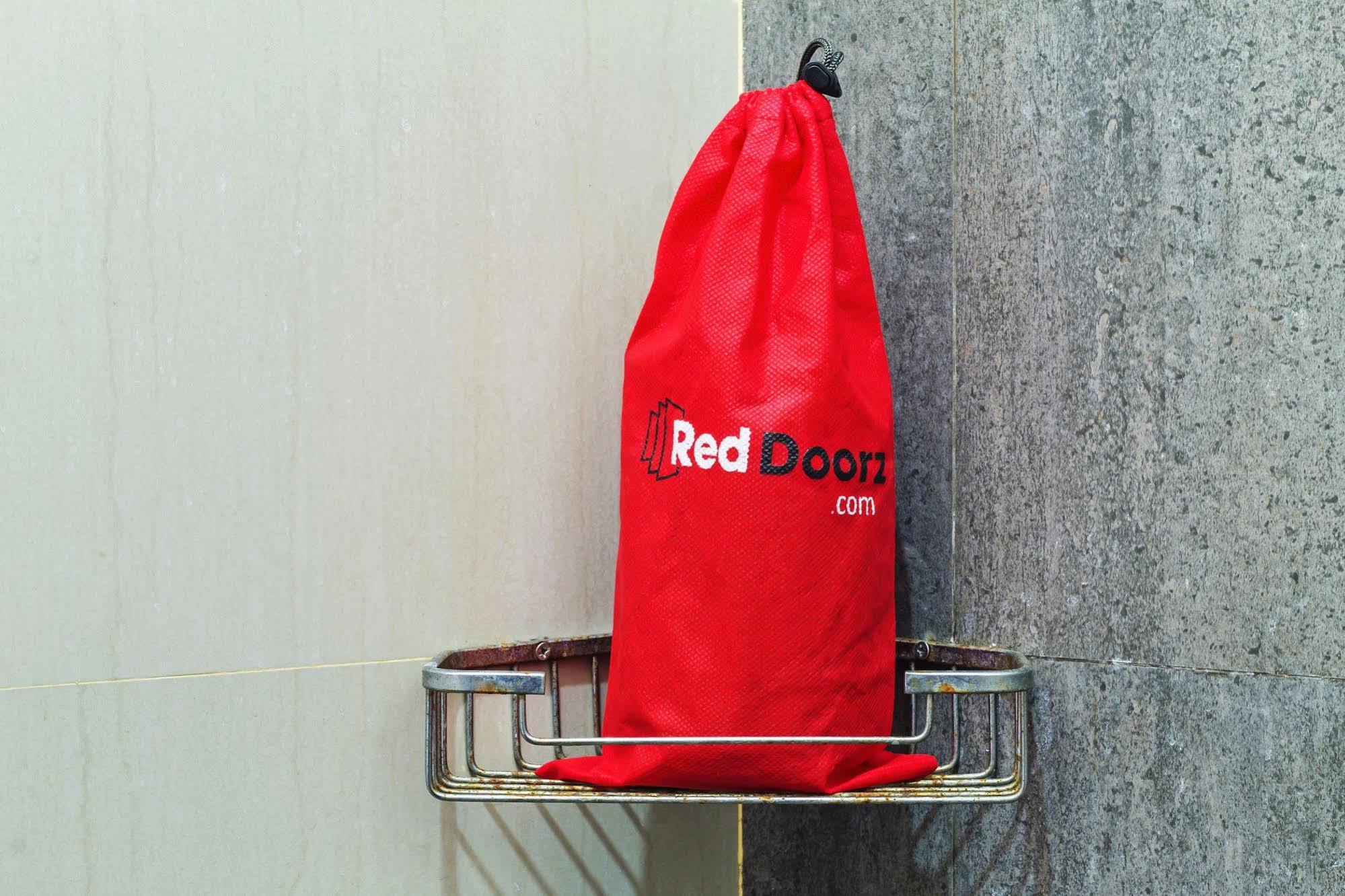 Reddoorz Plus Near Kelapa Dua Kebon Jeruk Джакарта Екстериор снимка