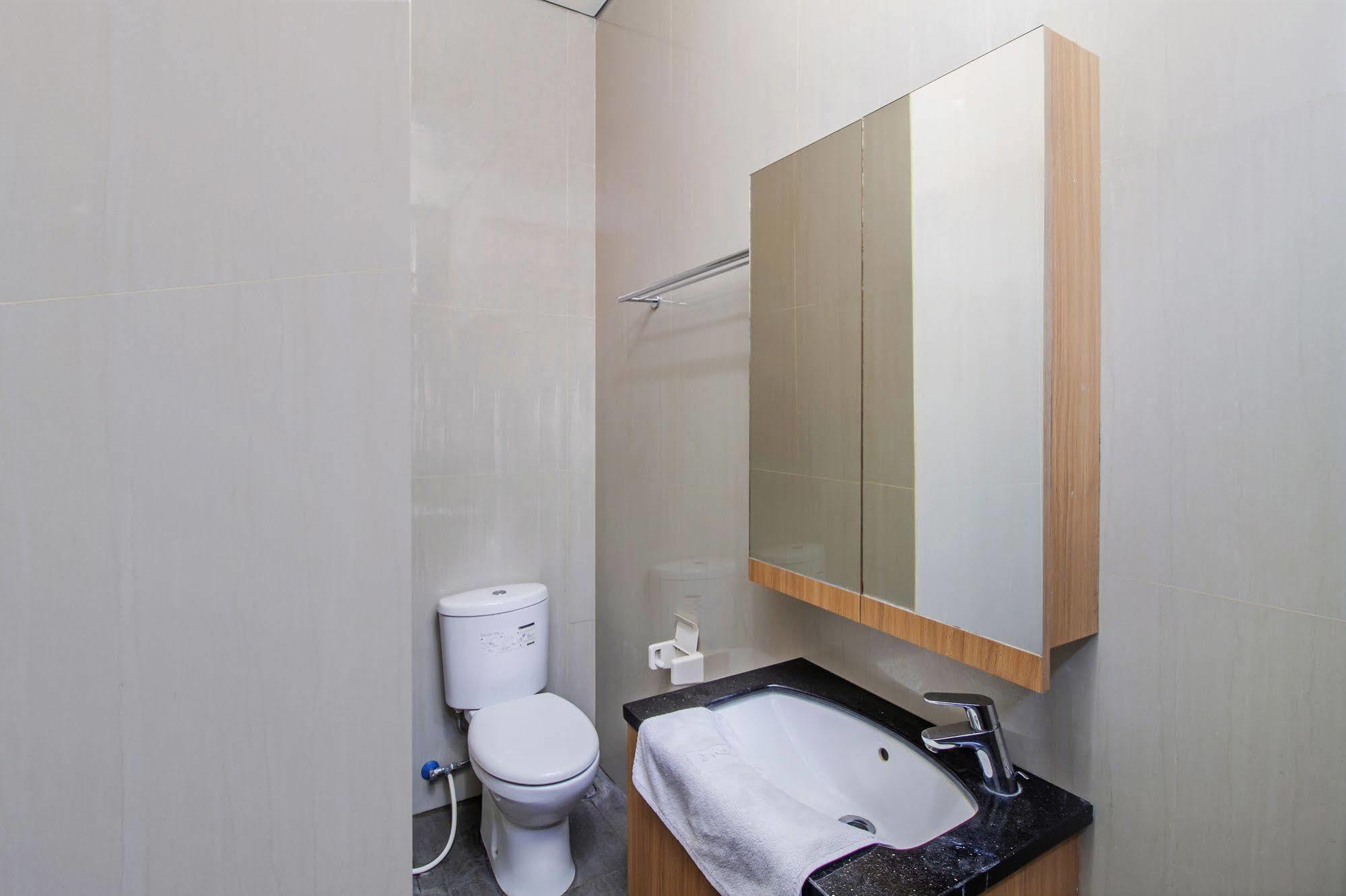 Reddoorz Plus Near Kelapa Dua Kebon Jeruk Джакарта Екстериор снимка