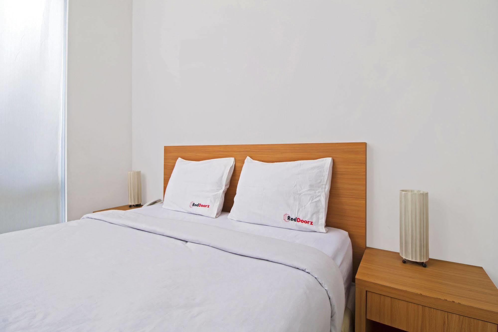 Reddoorz Plus Near Kelapa Dua Kebon Jeruk Джакарта Екстериор снимка