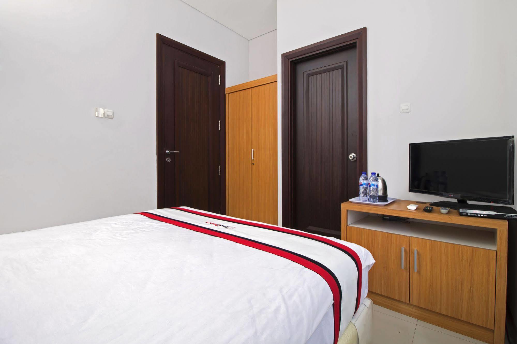 Reddoorz Plus Near Kelapa Dua Kebon Jeruk Джакарта Екстериор снимка