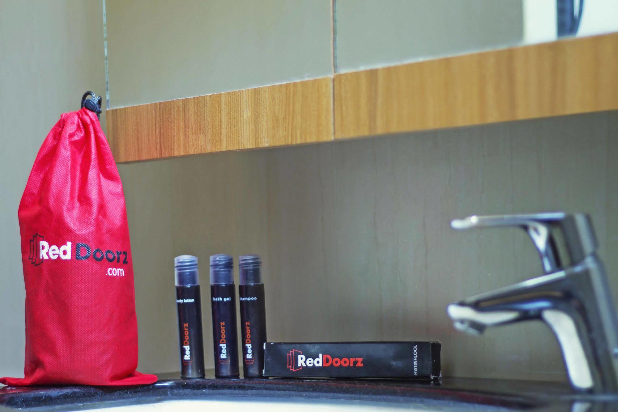 Reddoorz Plus Near Kelapa Dua Kebon Jeruk Джакарта Екстериор снимка