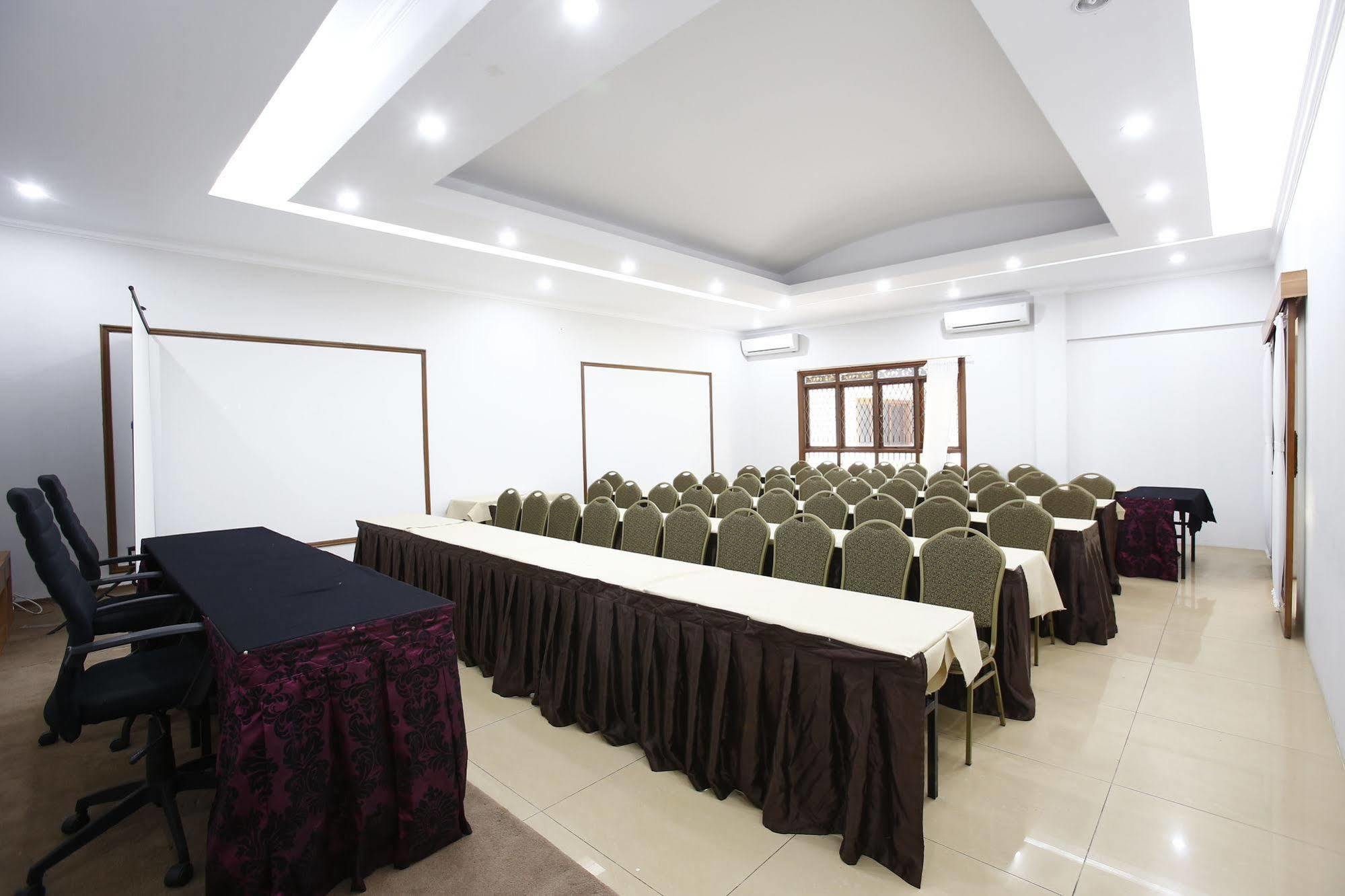Reddoorz Plus Near Kelapa Dua Kebon Jeruk Джакарта Екстериор снимка